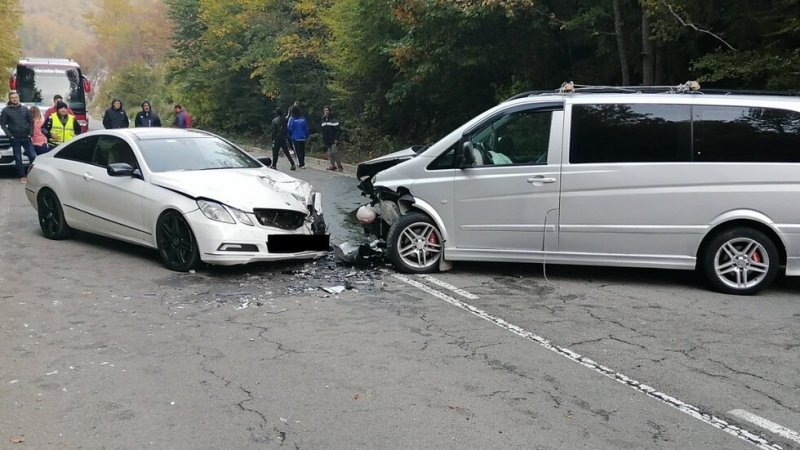 Трима пострадаха при катастрофа между кола и бус с турска