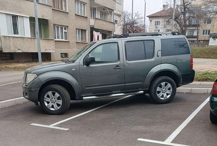 Безкрайна наглост! Шофьор спря джипа си на две паркоместа във Враца, отнесе куп псувни /снимки/