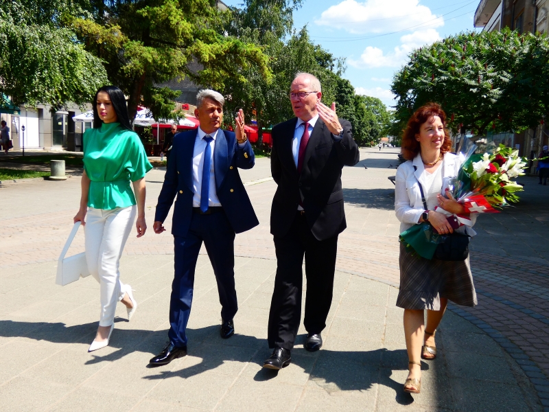 Възможностите за икономическо социално и културно сътрудничество обсъдиха посланикът на