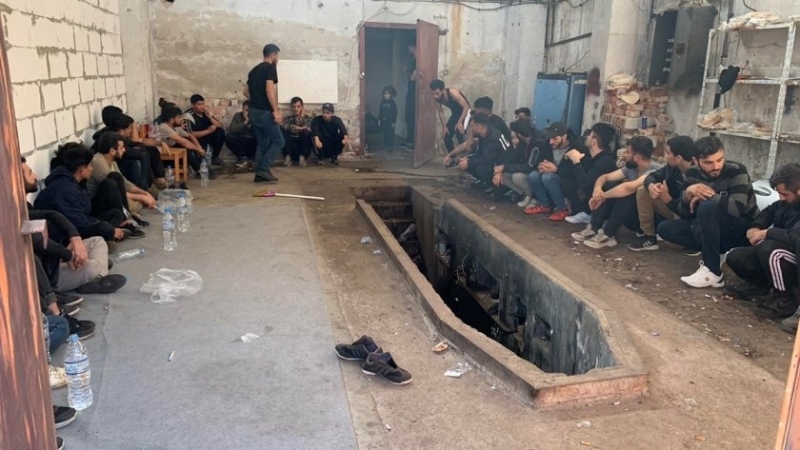 40 нелегални мигранти са открити в склад до София научи