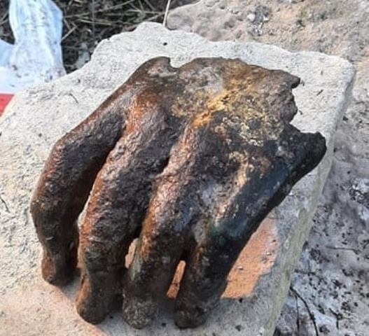 Позлатена ръка и част от торса на императорска статуя откриха
