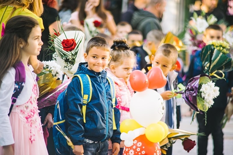 1497 ученици разпределени в 84 паралелки от I до XII