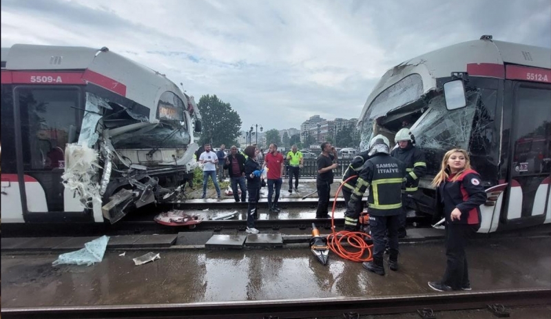 Близо 30 души бяха ранени при катастрофа между два трамвая