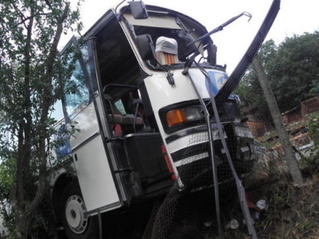 Трима работници са пострадали при катастрофа на автобус между панагюрските