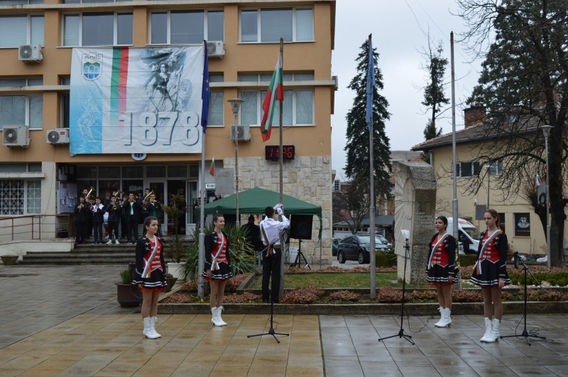 Пред сградата на Общинската администрация във Вършец се състоя тържествена