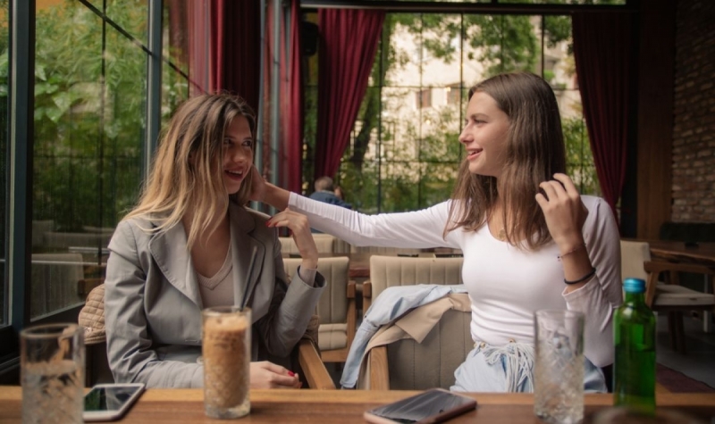 Неприятният комплимент е коментар който звучи донякъде положително но всъщност