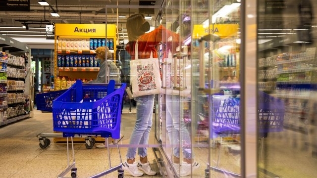 Цените на много стоки и услуги в Русия продължават да
