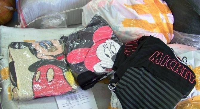 Близо 1000 фалшиви детски блузи със съмнения че са произведени
