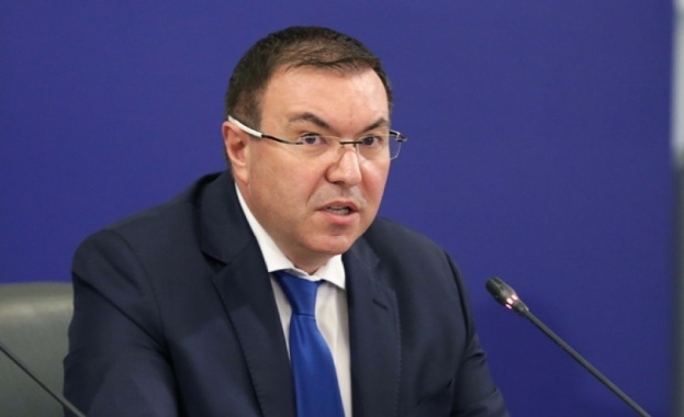 Здравният министър проф. Костадин Ангелов заяви, че се обмисля разхлабването