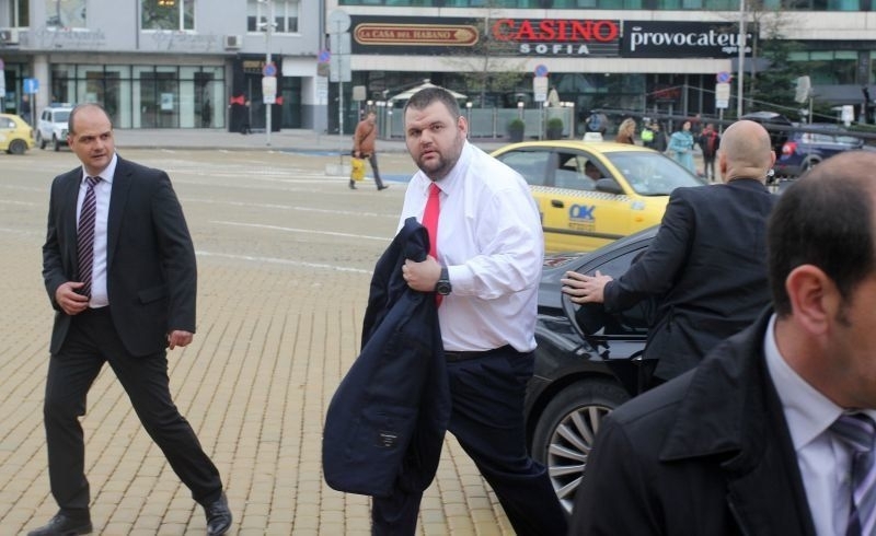 Избягалият от България бивш собственик на КТБ Цветан Василев внесе