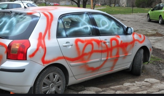 Жена съсипа колата на своя съселянка в Монтанско съобщиха от