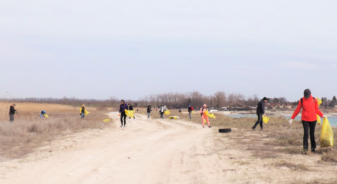 Почистване на плажната ивица и дюните между Дуранкулашкото езеро и