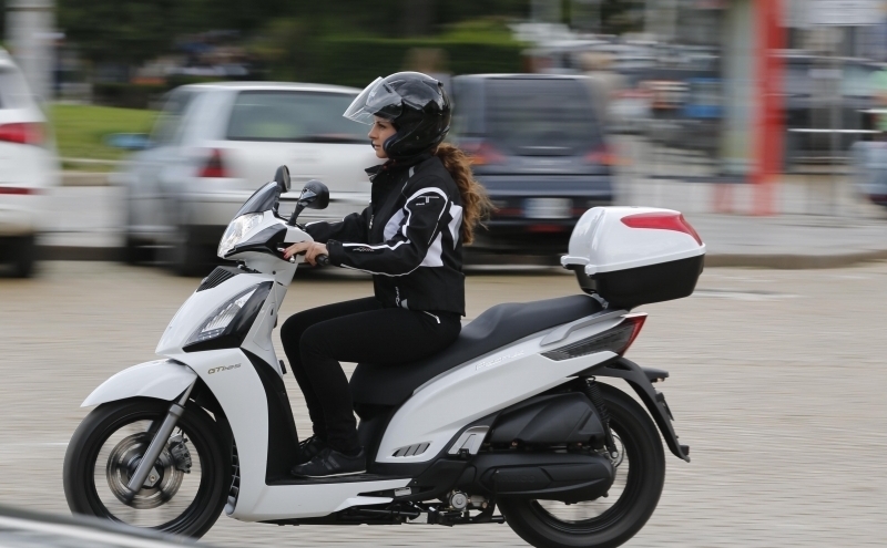 Хванаха жена без книжка да юрка нередовен мотопед във Врачанско