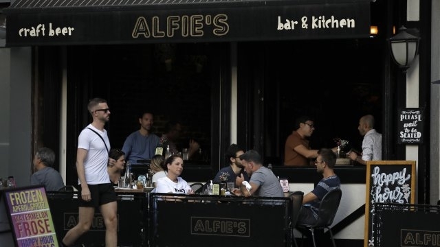 Нарастващ брой барове и ресторанти планират да обслужват само ваксинирани