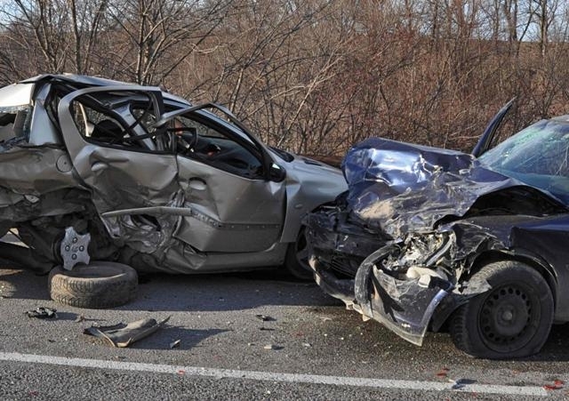 Два леки коли са се ударили челно на изхода на