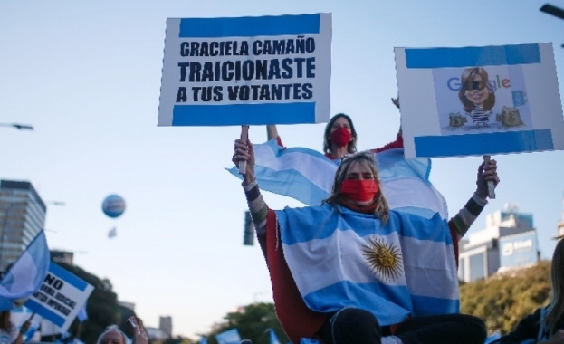 Хиляди хора протестираха в Аржентина против ограничителните мерки срещу новия