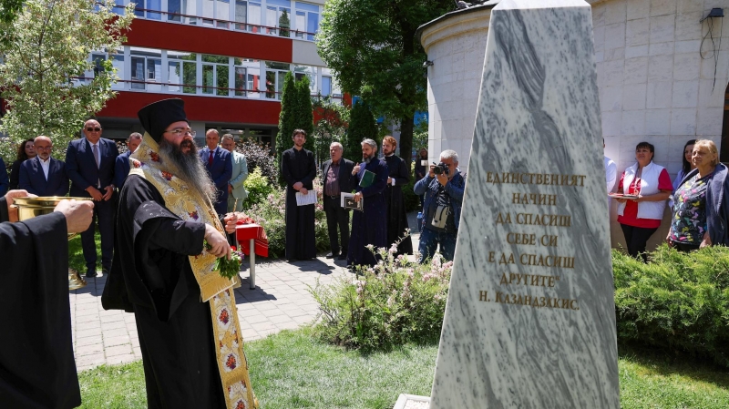 Откриха паметник за лекарите, загинали от COVID-19 /снимки/