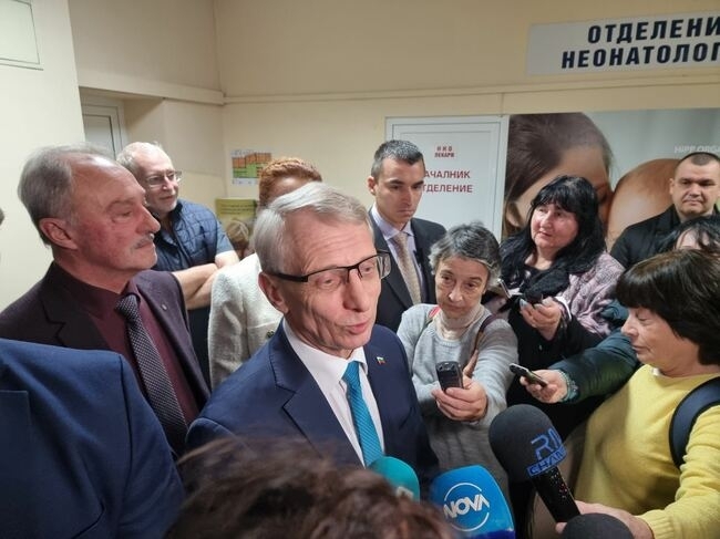 Премиерът акад Николай Денков посети държавната болница Д р Стамен Илиев