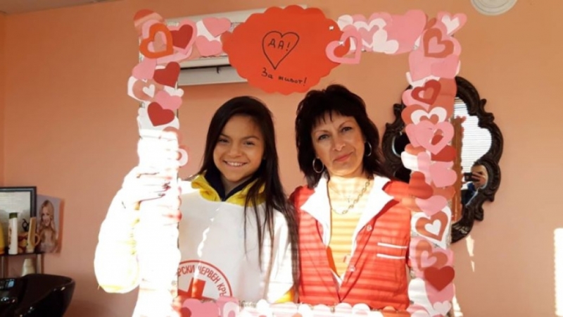 Доброволци на Българския младежки червен кръст към СУ Свети Климент