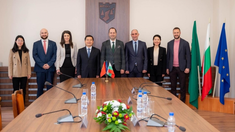 Кметът Калин Каменов проведе среща с Негово превъзходителство Дун Сяодзюн