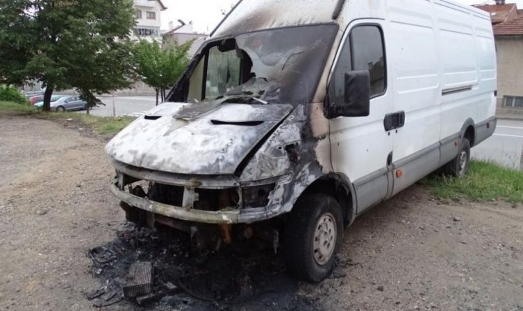 Тийнейджър драсна клечката на бус във Врача посред бял ден