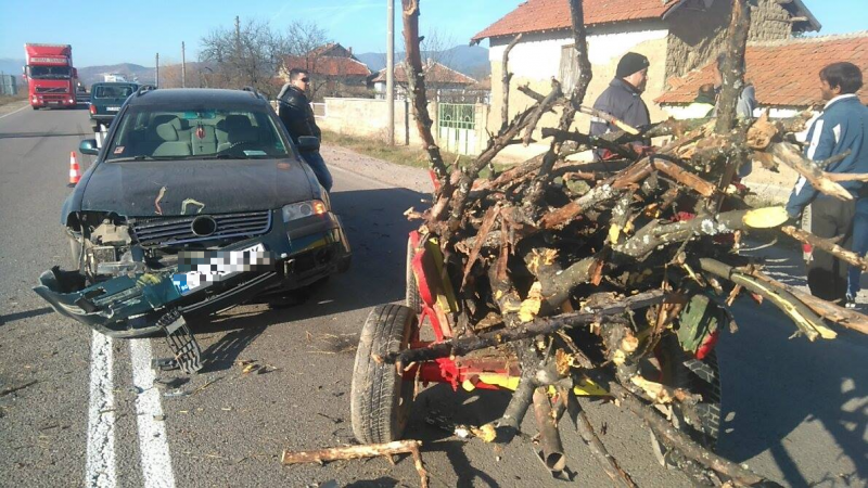 77 годишна жена пострада при катастрофа между кола и каруца във
