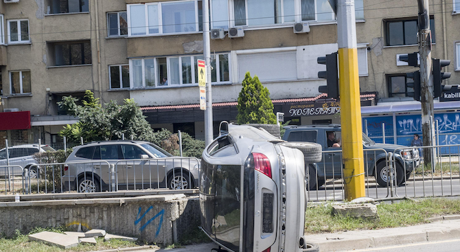 Автомобил се обърна по таван до статуята на моста на