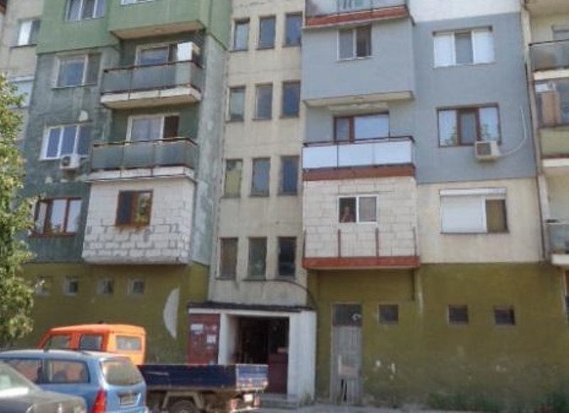 Частен съдебен изпълнител е обявил за публична продан тристаен апартамент