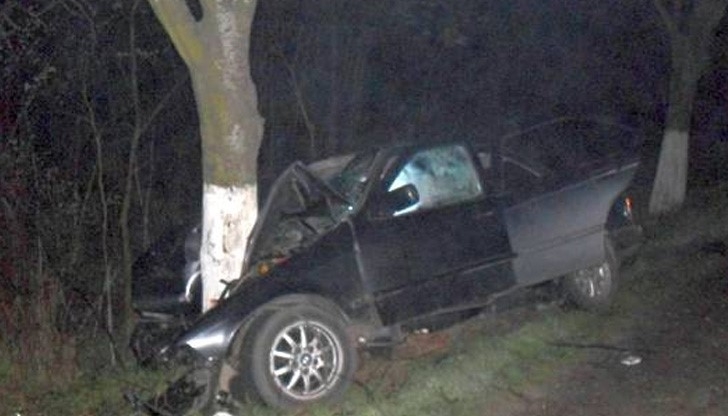 19-годишно момиче се заби с колата си в дърво във