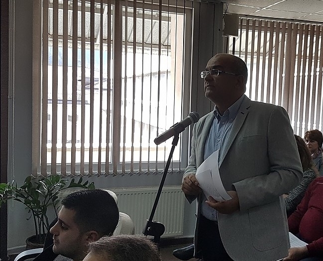 Момчил Младенов внесе смут на общинско заседание във Враца, хвърли ...