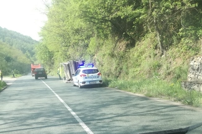 Обърнат камион затруднява движението по главен път Е 79 между Мездра