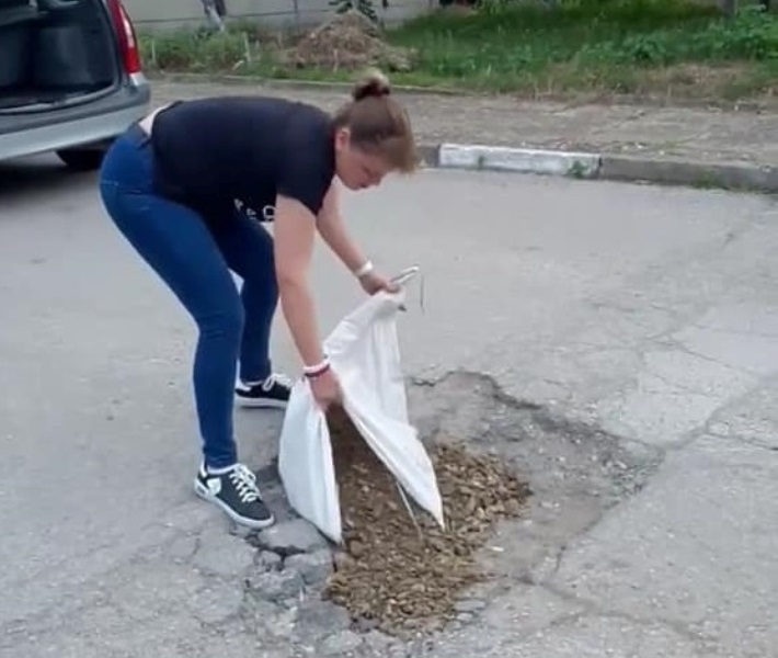 Видинчани са принудени да запълват сами дупките из улиците в