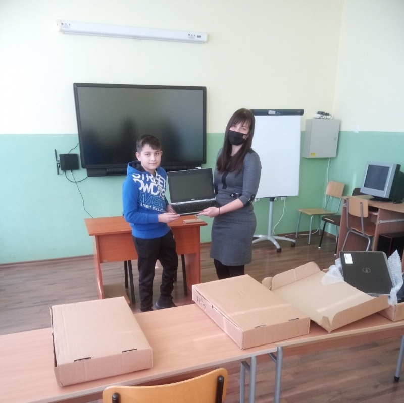 Ученици от Георги Дамяново получиха 6 лаптопа /снимки/