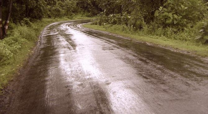 Свлачище затвори пътя за Рилския манастир Срутването e станало след