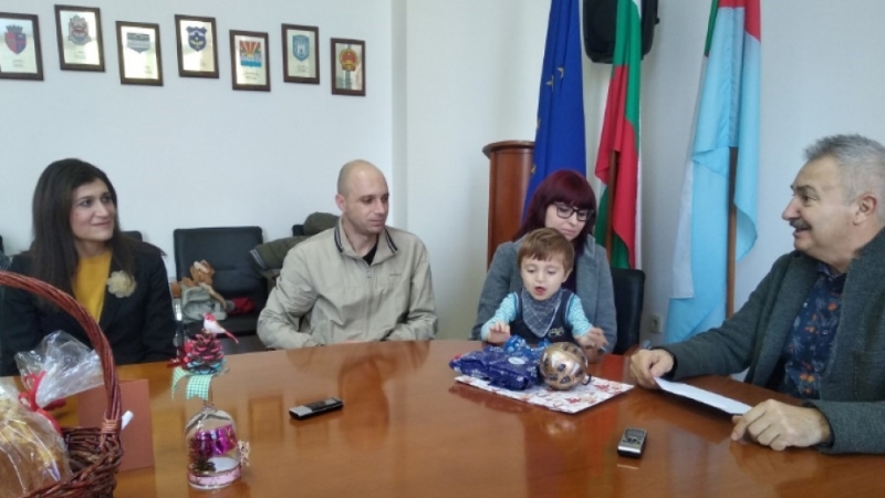 Кметът на община Монтана Златко Живков връчи 2435 лева на