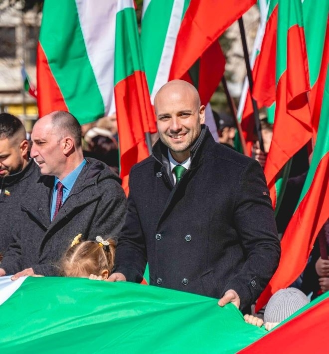 Мартин Харизанов и МГЕРБ-Враца раздадоха 200 знамена по повод 3 март /снимки/