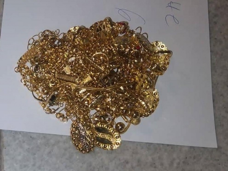Митническите служители задържаха 981 75 грама златни накити  укрити в кутии с крема сирене и