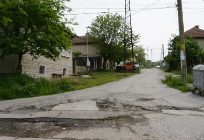 Недоволни жители на врачанското село Девене блокираха пътя който минава