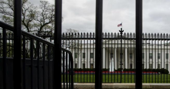 Мъж се простреля фатално на оживена пешеходна улица пред Белия