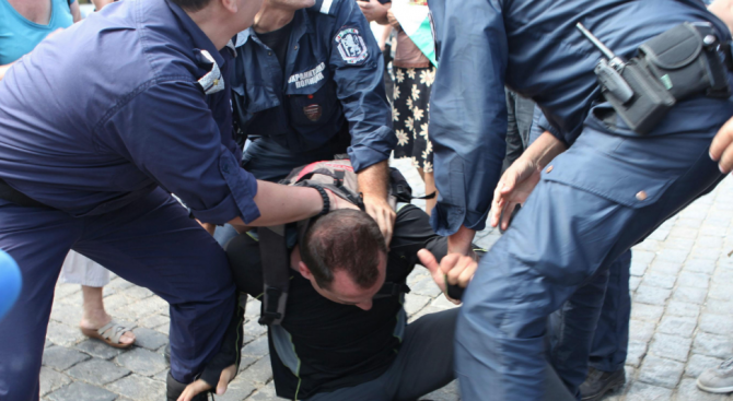 Побеснял пиян мъж нападна полицаи пред районното в Лом, опита да нахлуе вътре
