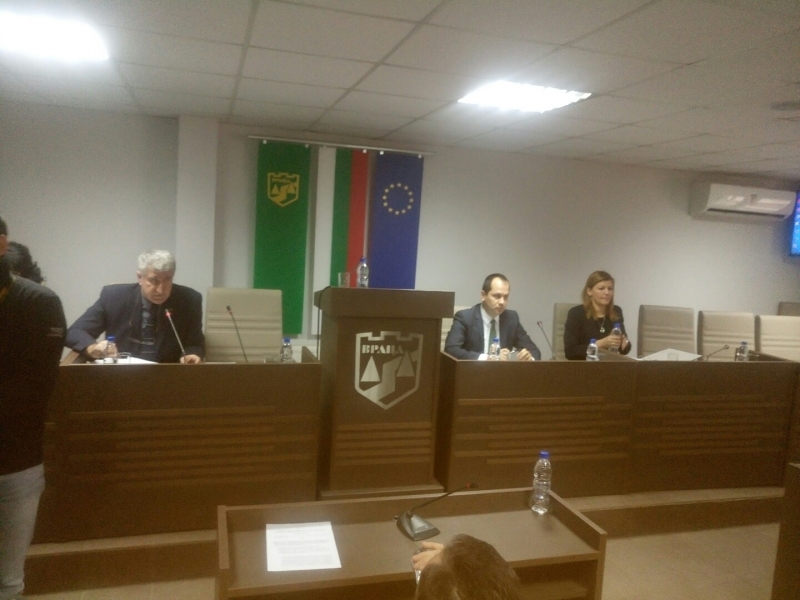 Бурни дебати се разгорещиха по време на обсъждането за регламентирането