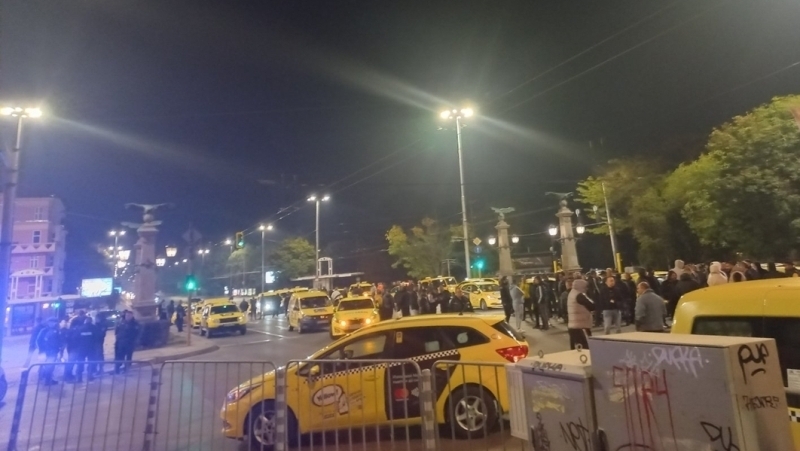 Таксиметровите шофьори планират масов протест, след като снощи техният колега