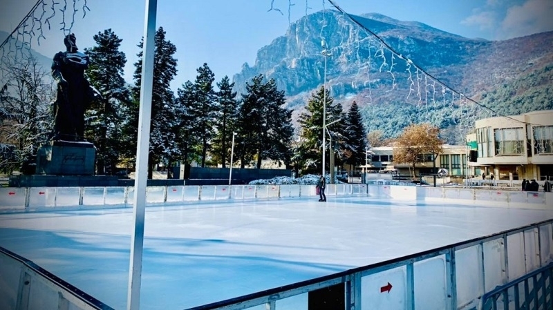 Ледената пързалка във Враца отвори врати и отново ще радва