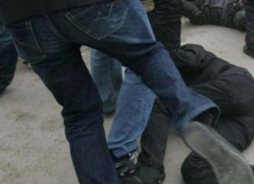 Двама се бият, трети е в болница: Мъж пострада, докато разтървава меле в Лом