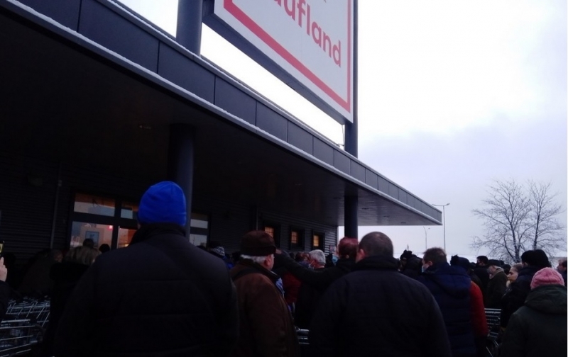 Блъсканица и обиди белязаха сутрешната борба за олио в Кауфланд