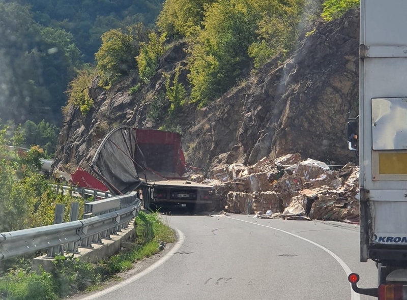 Тежка катастрофа с ТИР затвори искърското дефиле научи агенция BulNews