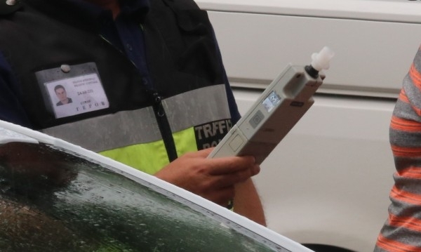 Служители на реда са хванали пиян мъж да управлява фирмена