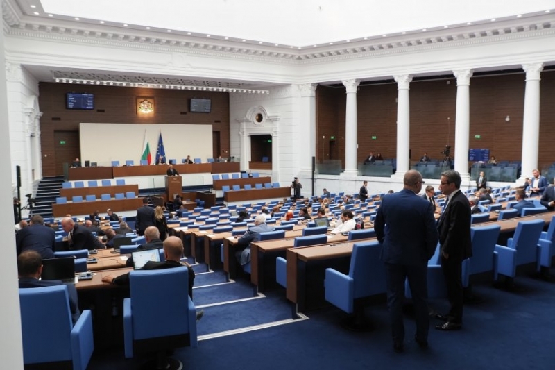 Горещи страсти в парламента, ПП и Възраждане пред бой