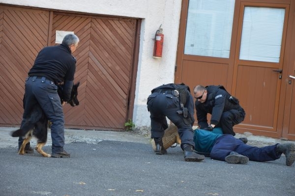 Униформени служители са хванали двама млади мъже с наркотици в