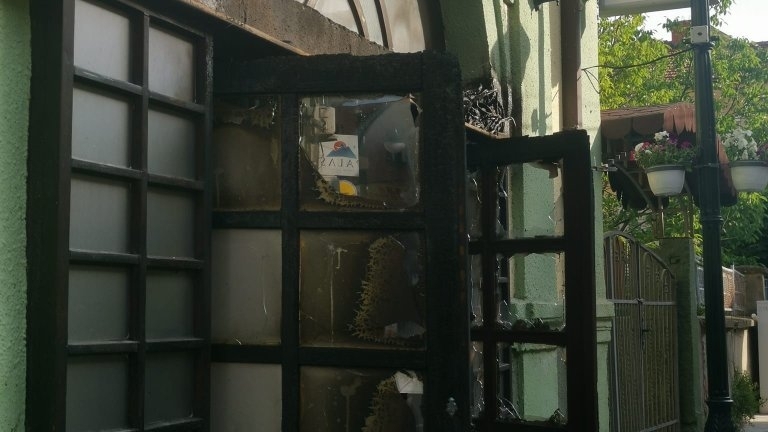 Млад мъж с велосипед шапка и маска на лицето е